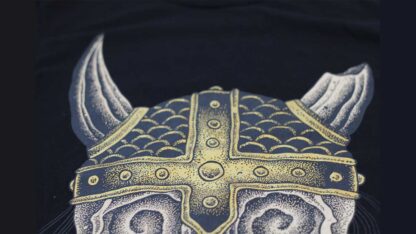 Detalle playera Viking Skeleton de Ritual Clothing con calavera de vikingo